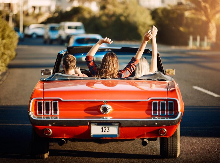 Photo la liberté et les gens en voiture pour un voyage sur la route au coucher du soleil pour des vacances à la campagne ou des vacances voyage d'aventure et amis en cabriolet pour conduire à destination lors d'un voyage de week-end en irlande
