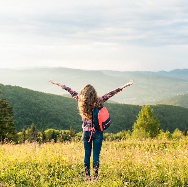 Liberté jeune femme sur le rocher de la montagne.