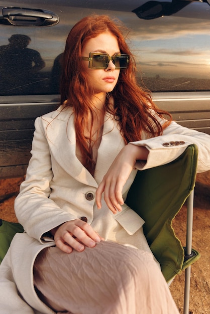 Liberté de paysage de campagne de blé de jolie femme près du champ sans fin de voiture