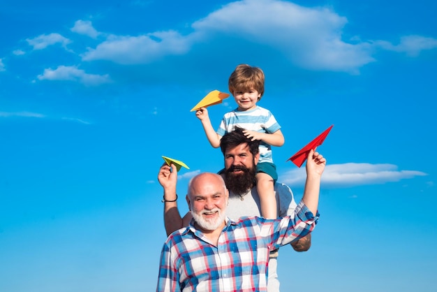 Liberté de rêver un enfant joyeux jouant avec un avion contre le ciel effet vintage Concept de génération Profitez de la famille ensemble