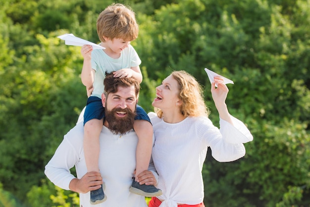 Liberté de rêver joyeux garçon jouant avec des jouets avion contre le ciel effet vintage adopter enfant