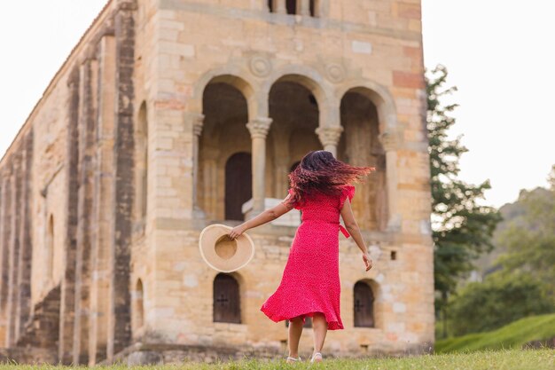 Liberté et succès escapade bien-être Danse heureuse positive d'une femme latine en vacances dans les Asturies