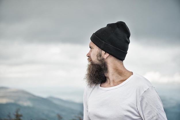 Liberté de voyage et d'aventure Homme avec une longue barbe et moustache en plein air Wanderlust et randonnée Guy ou homme barbu vie future Hipster avec un visage pensif à l'espace de copie des montagnes