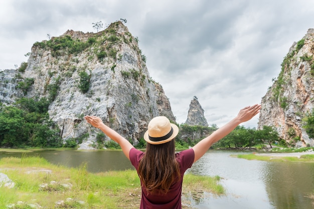 Liberté voyageur femme dans la nature sur la montagne avec des bras levés bénéficiant du bonheur