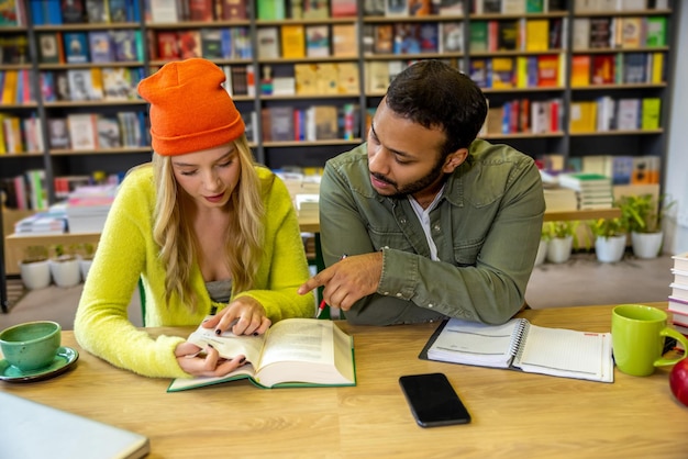 En librairie. Jeune homme et femme étudiant