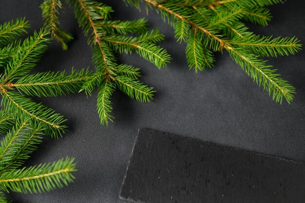 Libre d'une ardoise vide sur une table sombre Ustensiles de cuisine sur la table de Noël