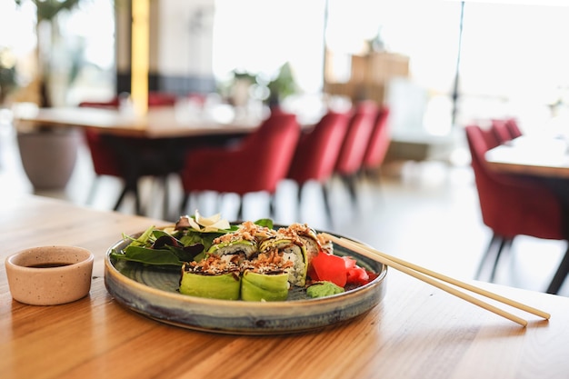 Libre d'une assiette de sushis sur une table de restaurant avec un intérieur flou en arrière-plan