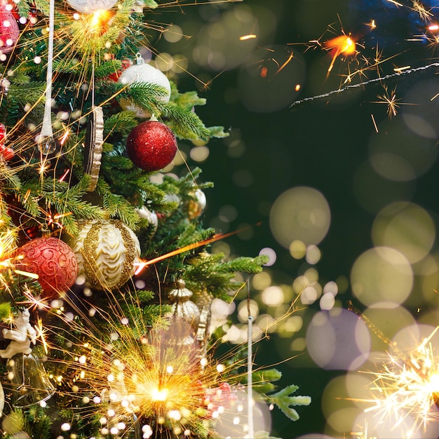 Libre de babiole rouge suspendu à un arbre de Noël décoré