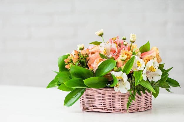 Libre d'une belle composition avec des roses alstroemerias et des feuilles vertes