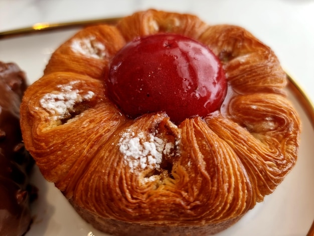 Libre Blossom Croissant viennoiserie sur une plaque blanche