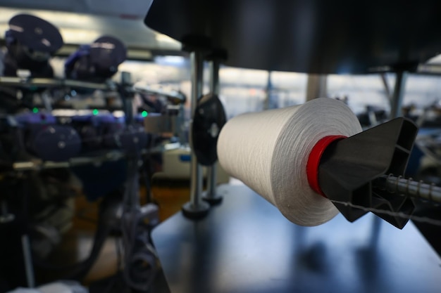 Libre d'une bobine de fil dans le contexte d'une ligne de production à l'usine de production de tissu