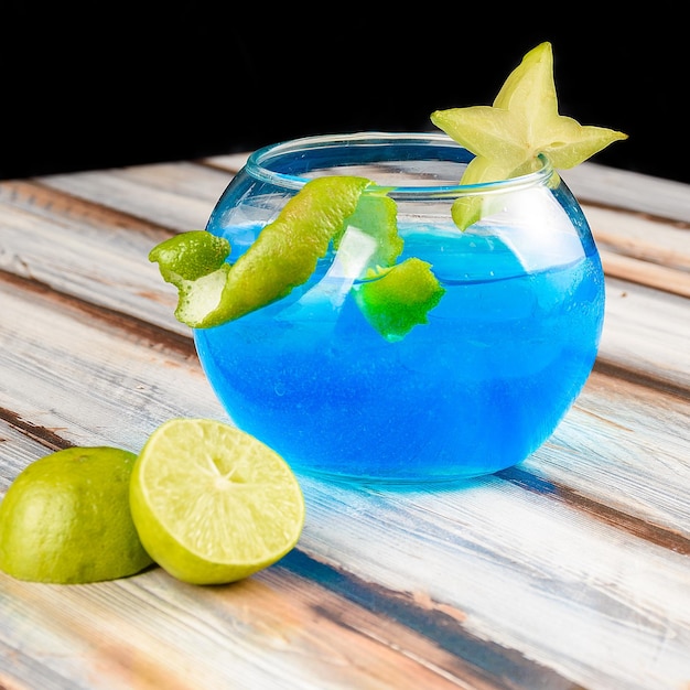 Libre d'une boisson à la limonade bleue servie dans un grand bocal à poissons