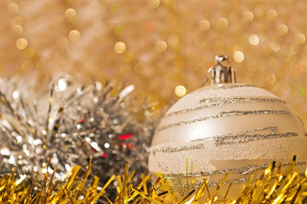 Libre d'une boule de Noël de couleur argent avec d'autres décorations