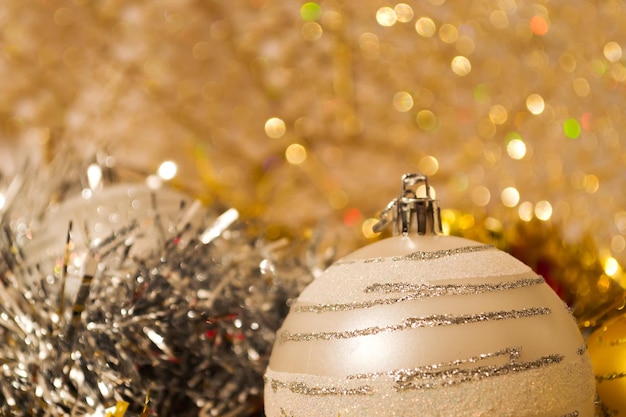 Libre d'une boule de Noël de couleur argent avec d'autres décorations