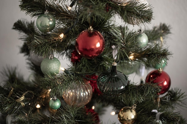 Libre De Boules De Noël Sur Un Arbre De Noël