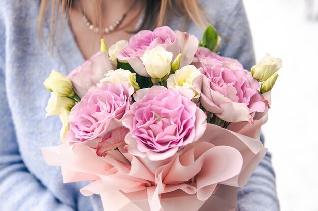 Libre d'un bouquet de roses dans les mains des femmes