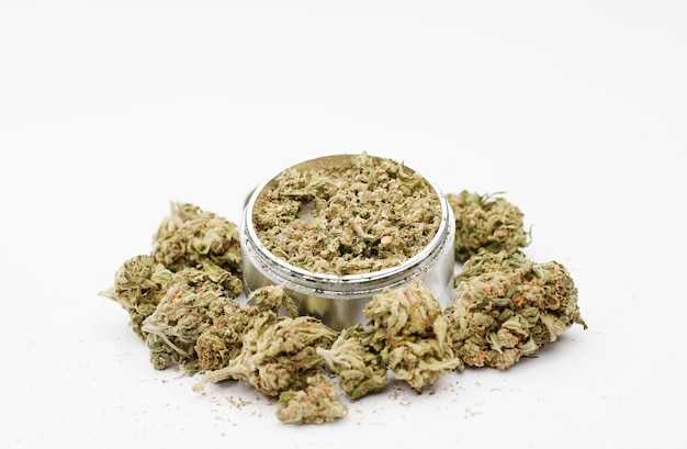 Photo libre de bourgeons de marijuana médicale broyeur en aluminium fond blanc