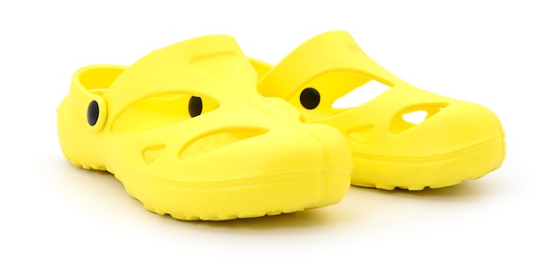 Libre de chaussures en caoutchouc jaune sur fond blanc