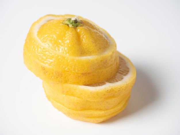 Libre d'un citron coupé en tranches sur un fond blanc fruits isolés fruits jaune aigre plein de vitamines