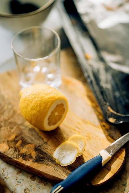 Libre d'un citron jaune mûr en tranches sur une planche dans la cuisine