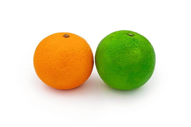 Libre d'un citron orange et doux isolé sur fond blanc