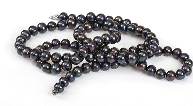 Libre d'un collier de perles noires