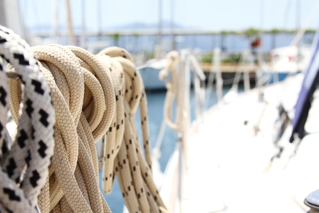 Libre d'une corde sur un yacht peser Lei