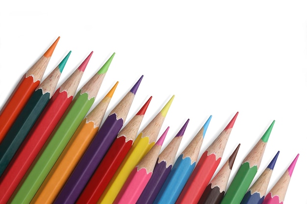 Libre de crayons de couleur disposés en rangée