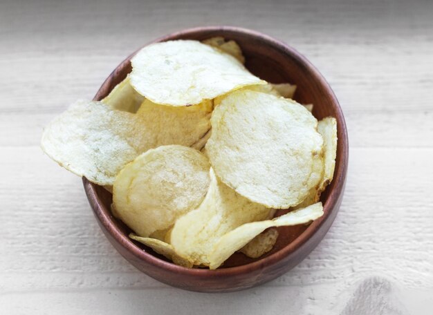 Libre de croustilles ou de chips dans un bol sur le fond en bois