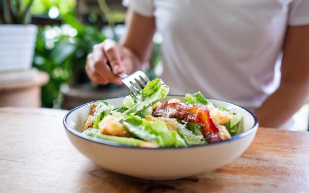 Libre de droit d'une femme mangeant une salade César