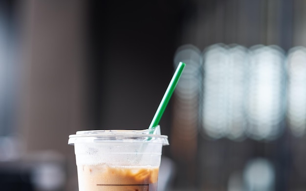 Libre de droit d'un verre en plastique de café glacé avec de la paille