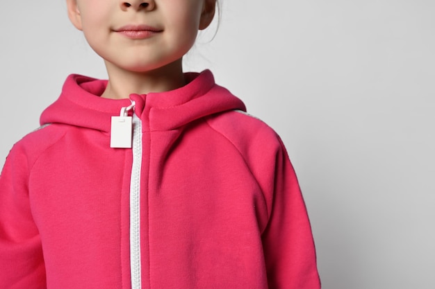 Libre d'un enfant dans une combinaison ou un sweat-shirt rose avec une photo sans tête à glissière épaules cou