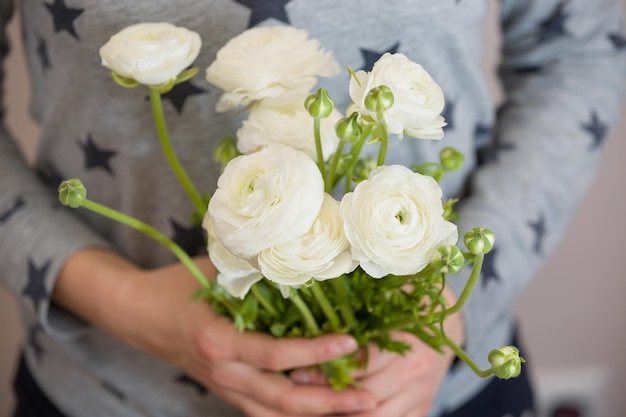 Libre de femme avec bouquet de fleurs Ranunculus