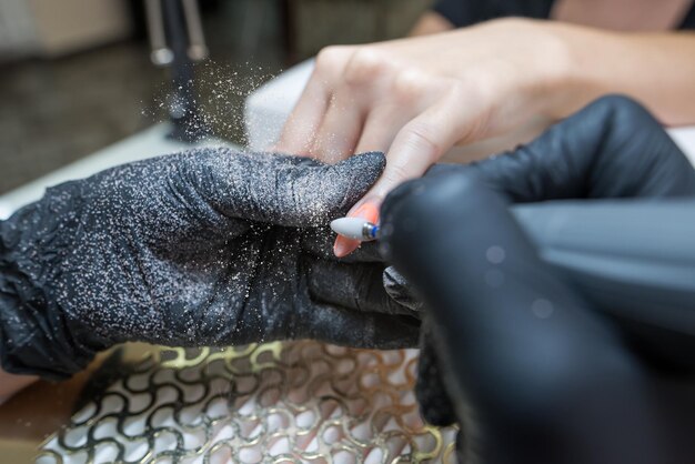 Libre d'une femme dans un salon de manucure