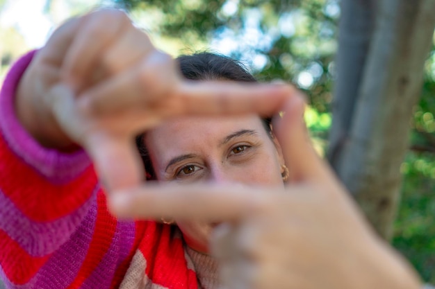 Photo libre de femme avec les doigts en forme carrée