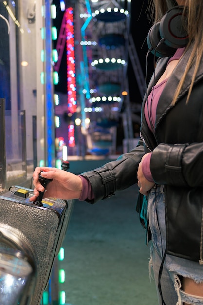 Libre d'une femme jouant sur une machine foraine