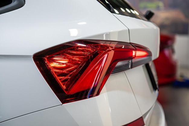 Libre d'un feu arrière à led rouge sur une voiture moderne détail sur le feu arrière d'une voiture