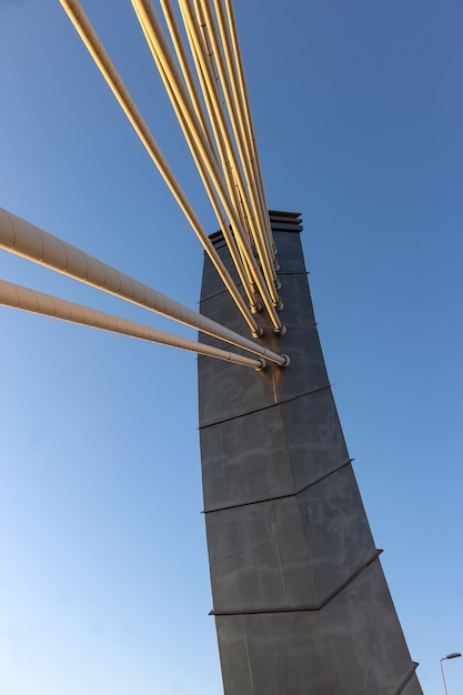 Libre d'un fragment d'un pylône voûté du pont vue de côté