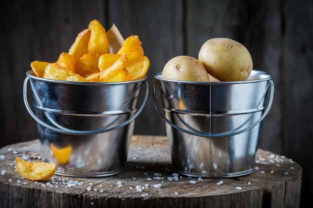 Libre de frites avec du sel fait de pommes de terre fraîches