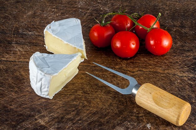 Libre de fromage brie et tomates cerises