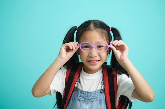 Photo libre gosse écolière portant des lunettes elle belle mignon attrayant joyeux surpris