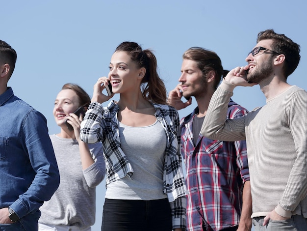 Libre d'un groupe de jeunes avec des smartphones et de la technologie