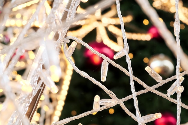 Libre d'une guirlande de Noël sur le fond d'un arbre de Noël décoré dans un centre commercial