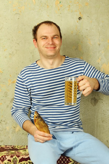 Libre d'un homme avec un verre de bière