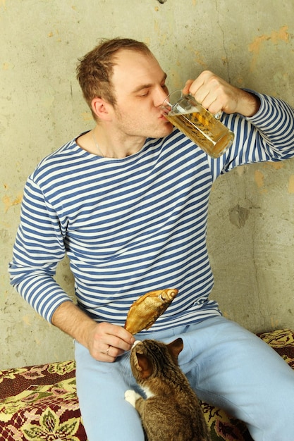 Libre d'un homme avec un verre de bière