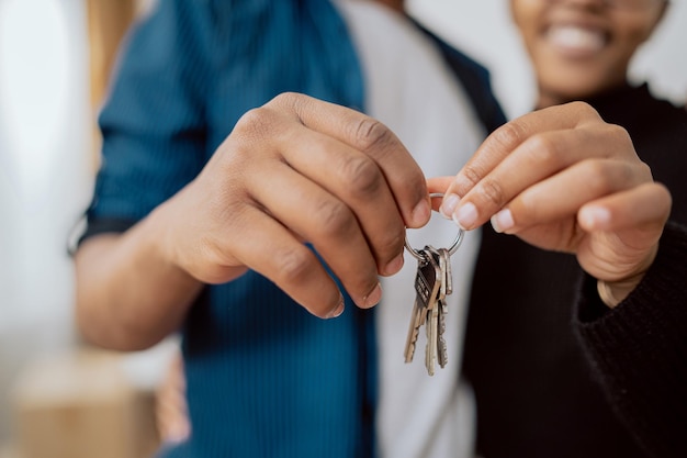 Photo libre de mains tenant les clés d'un appartement couple marié achat location d'un nouvel appartement le begi