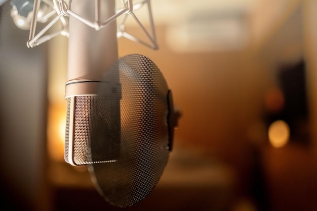 Photo libre d'un microphone professionnel dans un studio avec un condenseur vocal pour voix off