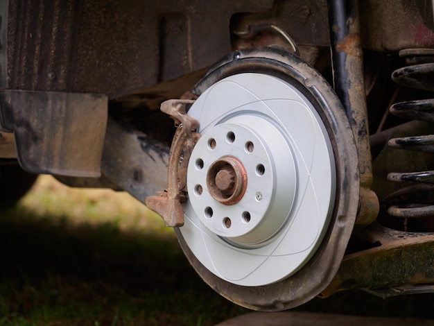 Libre d'un nouveau disque de frein sur une vieille voiture