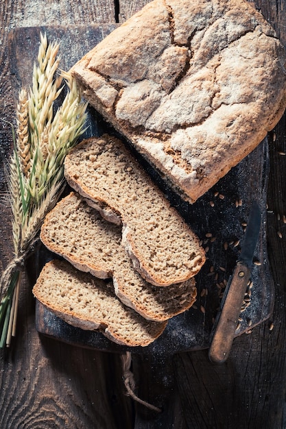 Photo libre de pain frais avec des grains entiers et du blé