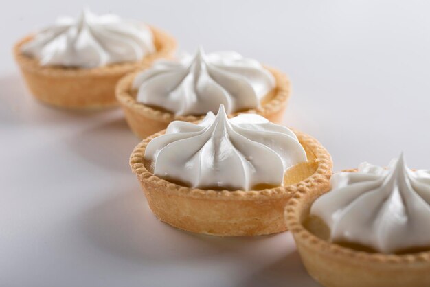 Libre d'un panier de sablés avec de la crème et des cerises Production de pâtisseries et gâteaux